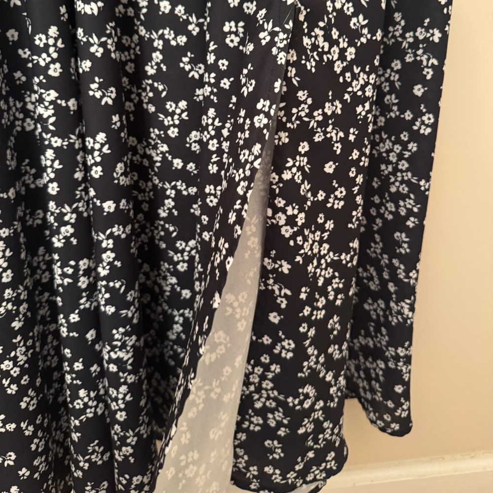 BloomChic Black & White Floral Maxi Dress Women’s US 20 V-Neck Short Sleeve Slit - Picture 9 of 9